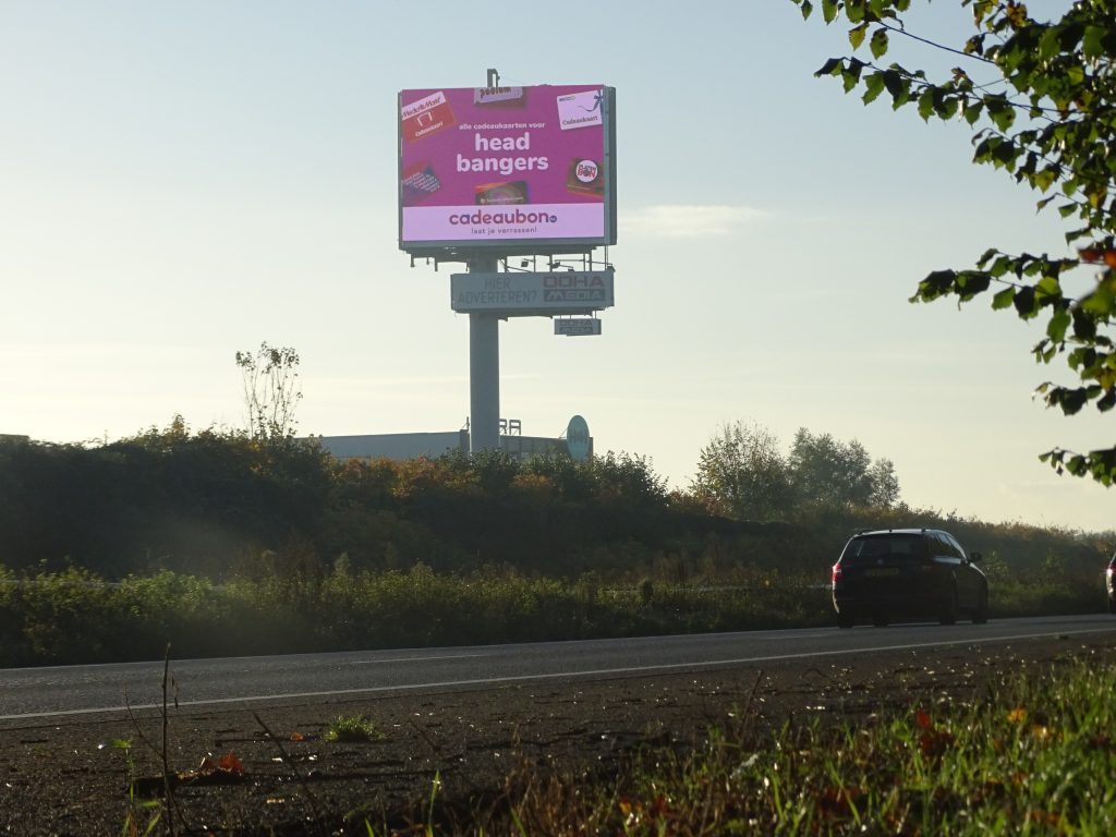 Cadeaubon.nl runs a radio-based DOOH campaign on roadside billboards, through the Sage+Archer platform to target drivers.